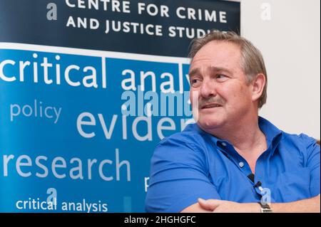 Il Professor David John Nutt (Londra, 16 aprile 1951) è un neuropharmacologo inglese specializzato nella ricerca di farmaci che influenzano il cervello e. Foto Stock