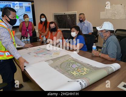 Un gruppo di veterani della Legione americana Karl Ross Post 16 ascolta un briefing da Alexander Tsai della Veteran Administration. Il gruppo, che da tempo ha sostenuto il progetto, ha avuto l'opportunità di esaminare i disegni architettonici prima di iniziare un tour del VA Medical Complex di Stockton, CA, il 30 giugno. Foto Stock