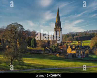 Edensor è un villaggio del Derbyshire Dales vicino a Baslow e Bakewell. Gran parte di esso è di proprietà privata dei Duchi del Devonshire. Foto Stock