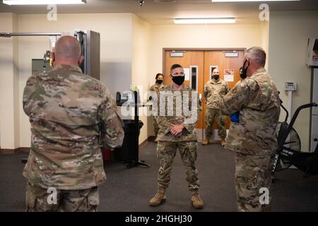 Personale degli Stati Uniti Sgt. Ryan Robinson, centro, 660° Aircraft Maintenance Squadron, responsabile della comunicazione e navigazione artigianale e allenatore fisico squadrone, mostra col. Corey Simmons, destra, 60° Air Mobility Wing comandante e Capo Master Sgt. Robert Schultz, a sinistra, 60° capo comando AMW, la 660° palestra AMXS durante i giri di leadership del 4 agosto 2021, presso la base dell'aeronautica di Travis, California. Il tour delle strutture si svolge alla luce dei recenti cambiamenti apportati alla valutazione del fitness fisico dell'aeronautica. Il programma Leadership Rounds offre alla 60a leadership AMW l'opportunità di interagire con Airmen e ricevere un deta Foto Stock