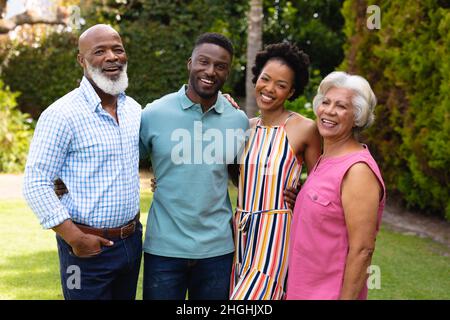 Ritratto di felice famiglia afroamericana in piedi insieme al giardino cortile Foto Stock