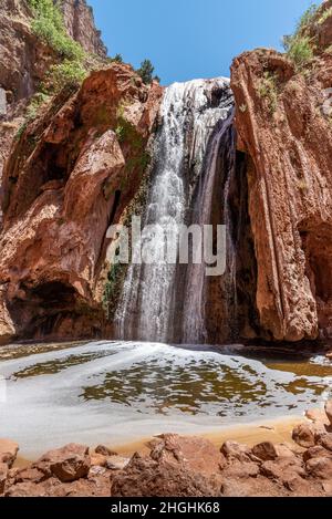 Le montagne dell'Atlante in Marocco. La cascata delle sorgenti di Oum Rabia sfocia in una piscina d'acqua Foto Stock