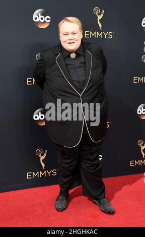 **FOTO DEL FILE** Louie Anderson è passato via. LOS ANGELES, CA - 18 SETTEMBRE: Louie Anderson arriva agli Emmy Awards 68th al Microsoft Theatre il 18 settembre 2016, a Los Angeles, California. Credit: mpi99/MediaPunch Credit: MediaPunch Inc/Alamy Live News Foto Stock