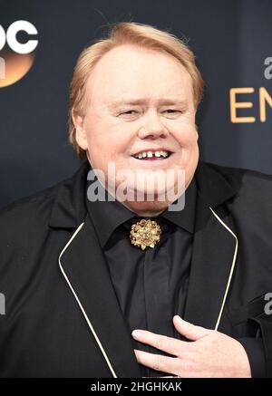 **FOTO DEL FILE** Louie Anderson è passato via. LOS ANGELES, CA - 18 SETTEMBRE: Louie Anderson arriva agli Emmy Awards 68th al Microsoft Theatre il 18 settembre 2016, a Los Angeles, California. Credit: mpi99/MediaPunch Credit: MediaPunch Inc/Alamy Live News Foto Stock