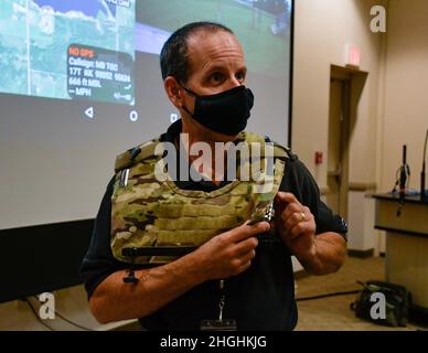 Robert Denton, responsabile del programma Multi-antenna Communications and Wearables, esegue una dimostrazione con l'antenna indossabile durante un brief sull'innovazione all'Alpena Combat Readiness Training Center, Michigan, 5 agosto 2021. Il brief è stato un'opportunità per la Guardia Nazionale di conoscere le tecnologie emergenti che si implementano nelle operazioni di Northern Strike (NS) 21-2. Northern Strike è un'esercitazione multinazionale a forze congiunte, multicomponente, progettata per costruire la disponibilità e migliorare l'interoperabilità con le forze della coalizione per combattere e vincere, che si è svolta dal 31 luglio 2021 al 14 agosto 2021 alla Natio Foto Stock