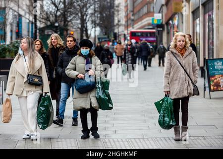 Londra, Regno Unito. 21st Jan 2022. Persone che acquistano in Oxford Street. L'Office for National Statistics ha riferito che il volume delle vendite mensili al dettaglio nel Regno Unito è sceso del 3,7 per cento tra novembre e dicembre, e viene dopo la crescita nel mese di novembre a causa del commercio di Natale in anticipo. Un aumento del tasso di inflazione, l'aumento dei costi energetici e gli effetti negativi delle restrizioni del piano B hanno contribuito al declino. Credit: Stephen Chung/Alamy Live News Foto Stock
