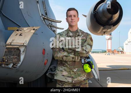 Senior Airman Ian Hose è uno specialista di sistemi di carburanti per aeromobili per il 167a manutenzione Squadron e il 167a Airlift Wing Airman Spotlight per agosto 2021. Foto Stock