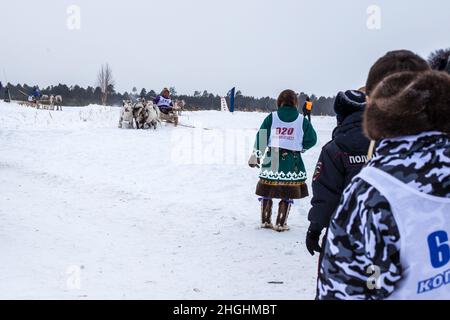 Kogalym, KhMAO-Ugra, Russia-03.31.2018:gli uomini Khans cavalcano nella neve su una slitta trainata da cervi in un giorno di allevamento di renne Foto Stock