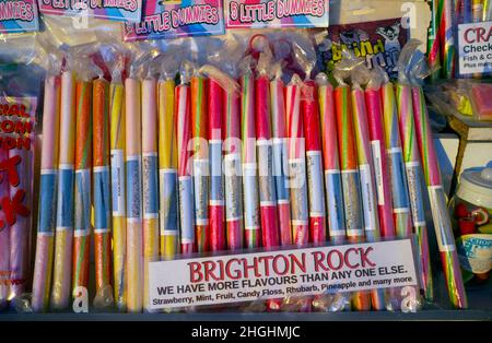 Brighton Rock in vendita in un negozio di dolci sul lungomare Foto Stock