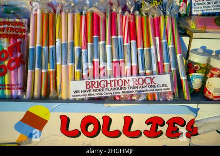 Brighton Rock in vendita in un negozio di dolci sul lungomare Foto Stock