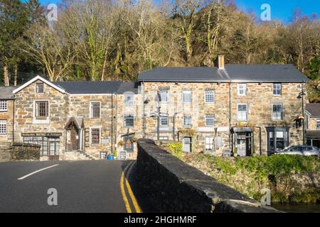 Prince Llewelyn,pub,hotel,case,di,proprietà,edifici,in,Beddgelert,an,attraente,villaggio,nella,Snowdonia, area, di, Gwynedd, Galles. La popolazione della comunità presa al censimento del 2011 era di 455 abitanti. Beddgelert si trova 13 miglia a nord di Porthmadog in una valle isolata alla confluenza di due fiumi, l'Afon Glaslyn e l'Afon Colwyn. Sopra l'incrocio dei fiumi, nel centro del villaggio, si trova il vecchio ponte in pietra a due archi.Rural, campagna, scenico, scenario, in,on,at,Snowdonia,Snowdonia National Park,Mid,North,West,Kingdom,North Wales,Wales,Welsh,GB,Great Britain,British,UK,United Foto Stock