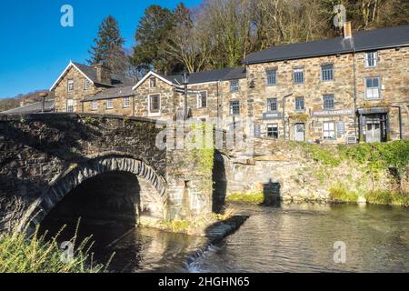 Prince Llewelyn,pub,hotel,case,di,proprietà,edifici,in,Beddgelert,an,attraente,villaggio,nella,Snowdonia, area, di, Gwynedd, Galles. La popolazione della comunità presa al censimento del 2011 era di 455 abitanti. Beddgelert si trova 13 miglia a nord di Porthmadog in una valle isolata alla confluenza di due fiumi, l'Afon Glaslyn e l'Afon Colwyn. Sopra l'incrocio dei fiumi, nel centro del villaggio, si trova il vecchio ponte in pietra a due archi.Rural, campagna, scenico, scenario, in,on,at,Snowdonia,Snowdonia National Park,Mid,North,West,Kingdom,North Wales,Wales,Welsh,GB,Great Britain,British,UK,United Foto Stock