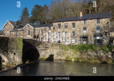 Prince Llewelyn,pub,hotel,case,di,proprietà,edifici,in,Beddgelert,an,attraente,villaggio,nella,Snowdonia, area, di, Gwynedd, Galles. La popolazione della comunità presa al censimento del 2011 era di 455 abitanti. Beddgelert si trova 13 miglia a nord di Porthmadog in una valle isolata alla confluenza di due fiumi, l'Afon Glaslyn e l'Afon Colwyn. Sopra l'incrocio dei fiumi, nel centro del villaggio, si trova il vecchio ponte in pietra a due archi.Rural, campagna, scenico, scenario, in,on,at,Snowdonia,Snowdonia National Park,Mid,North,West,Kingdom,North Wales,Wales,Welsh,GB,Great Britain,British,UK,United Foto Stock