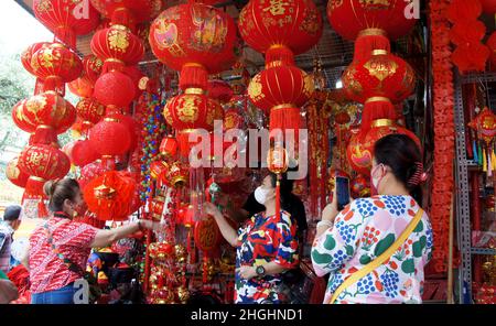 Jakarta, Indonesia. 21st Jan 2022. Molti venditori di varie decorazioni accolgono il Capodanno lunare cinese 2022 nella zona di Glodok a ovest di Jakarta, Indonesia. (Credit Image: © Denny Pohan/ZUMA Press Wire) Foto Stock