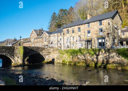 Prince Llewelyn,pub,hotel,case,di,proprietà,edifici,in,Beddgelert,an,attraente,villaggio,nella,Snowdonia, area, di, Gwynedd, Galles. La popolazione della comunità presa al censimento del 2011 era di 455 abitanti. Beddgelert si trova 13 miglia a nord di Porthmadog in una valle isolata alla confluenza di due fiumi, l'Afon Glaslyn e l'Afon Colwyn. Sopra l'incrocio dei fiumi, nel centro del villaggio, si trova il vecchio ponte in pietra a due archi.Rural, campagna, scenico, scenario, in,on,at,Snowdonia,Snowdonia National Park,Mid,North,West,Kingdom,North Wales,Wales,Welsh,GB,Great Britain,British,UK,United Foto Stock