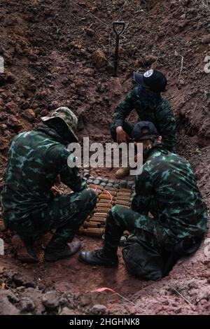 Royal Thai Soldiers disporre l'ordnance per la detonazione su larga scala all'area di addestramento di Ta Mor Roi durante l'esercitazione Cobra Gold 21 nella provincia di Surin, Tailandia, 6 agosto 2021. Royal Thai e American Armed Forces hanno lavorato insieme durante l'esercizio per condurre operazioni di smaltimento delle mine terrestri, formazione sulla procedura di render-safe, e formazione in coppia sulla risposta medica trauma. Questo esercizio è in linea con il programma d’azione per la miniera umanitaria del Dipartimento della Difesa degli Stati Uniti, che assiste le nazioni in partnership colpite dalle mine terrestri, dai resti esplosivi della guerra e dagli effetti pericolosi dell’ordigno inesploso. Foto Stock