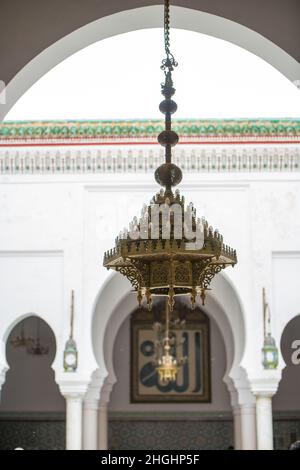 Esterno una casa in stile riad a Marrakesh Marocco. Lampadario sospeso in primo piano. Foto Stock