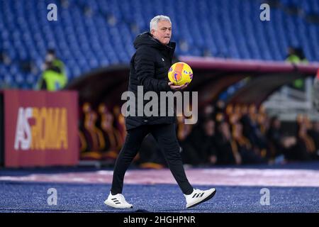 Roma, Italia. 20th Jan 2022. Jose' Mourinho manager di AS Roma tiene la palla in mano durante la partita di Coppa Italia tra AS Roma e US Lecce allo Stadio Olimpico, Roma, Italia, il 20 gennaio 2022. Credit: Giuseppe Maffia/Alamy Live News Foto Stock