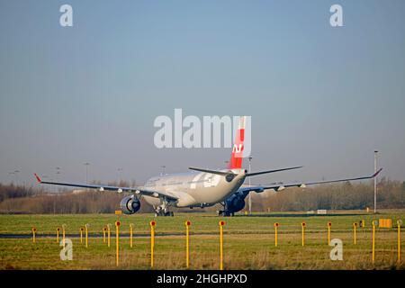 NORDWIND AIRBUS A330 arrivando sulla pista 09 all'aeroporto John Lennon di Liverpool, Liverpool, Merseyside Foto Stock