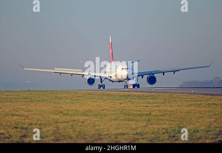 NORDWIND AIRBUS A330 arrivando sulla pista 09 all'aeroporto John Lennon di Liverpool, Liverpool, Merseyside Foto Stock