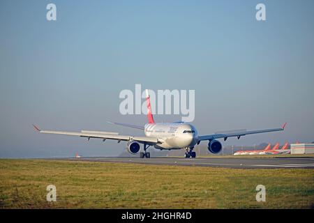 NORDWIND AIRBUS A330 arrivando sulla pista 09 all'aeroporto John Lennon di Liverpool, Liverpool, Merseyside Foto Stock