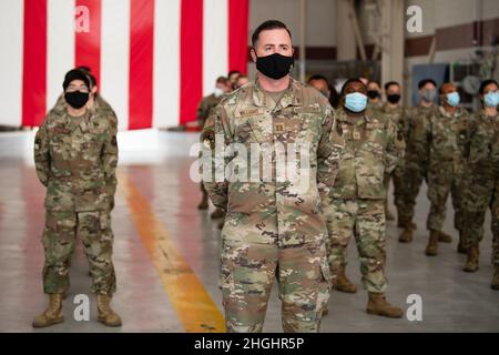 David E. Williams chiama lo squadrone in formazione durante la cerimonia del cambio di comando alla base dell'aeronautica di Travis, 7 agosto 2021. Foto Stock