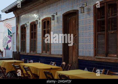 Edificio coloniale portoghese con muro coperto in Azulejos a Beco das Garrafas, Prado, Bahia, Brasile. Foto Stock