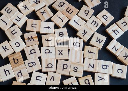 Alfabeto lettere su legno pezzi di Scrabble, close up Foto Stock