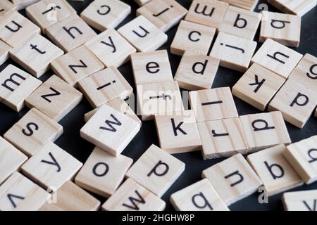 Alfabeto lettere su legno pezzi di Scrabble, close up Foto Stock