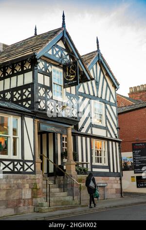 Regno Unito, Inghilterra, Cheshire, Congleton, West Street, Recentemente rinnovato, Old Coaching inn Lion and Swan Hotel, Foto Stock