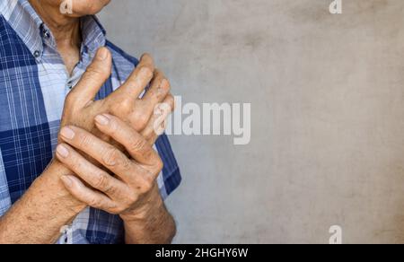 Dita e mani dell'anziano asiatico. Concetto di dolore alla mano, artrite e problemi alle dita. Spazio di testo sul lato destro. Foto Stock