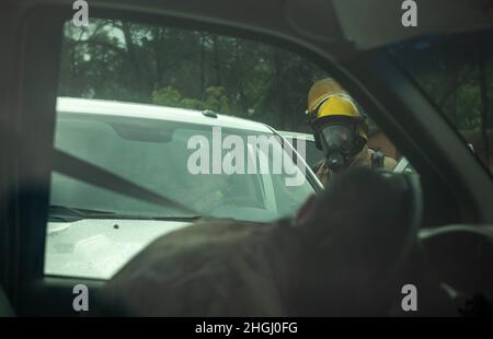 Il personale militare lettone addetto ai vigili del fuoco assiste a due piloti, uno dei quali inconscio, durante uno scenario simulato di due incidenti automobilistici durante il Northern Strike (NS) 21-2 presso l'Alpena Combat Readiness Training Center, Michigan, 10 agosto 2021. NS massimizza la prontezza di combattimento fornendo una formazione flessibile ed economica che spazia dalle abilità tattiche individualizzate alle minacce contestate quasi pari e agli ambienti di armi combinati incentrati sull'integrazione delle forze di coalizione e di associazione e sulla convergenza del dominio. Foto Stock