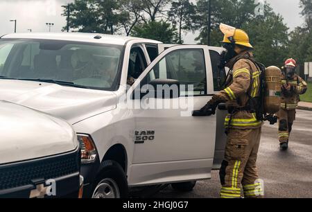 Il personale militare lettone addetto ai vigili del fuoco assiste a un conducente durante uno scenario simulato di addestramento di due incidenti automobilistici durante il Northern Strike (NS) 21-2 all'Alpena Combat Readiness Training Center, Michigan, 10 agosto 2021. NS massimizza la prontezza di combattimento fornendo una formazione flessibile ed economica che spazia dalle abilità tattiche individualizzate alle minacce contestate quasi pari e agli ambienti di armi combinati incentrati sull'integrazione delle forze di coalizione e di associazione e sulla convergenza del dominio. Foto Stock