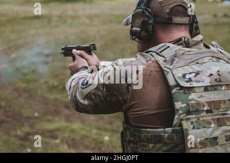 Un cecchino utilizza la sua pistola M17 per fissare obiettivi a distanza ravvicinata durante il concorso 2021 Best Sniper Team Competition presso l'Hohenfels Training Area, Germania, 12 agosto 2021. Il Concorso europeo di squadra di cecchino 2021 è un concorso di abilità organizzato dal 7° Army Training Command, diretto dall'Europa dell'esercito degli Stati Uniti e diretto in Africa, che include 14 alleati e nazioni partner della NATO partecipanti all'Area di addestramento Hohenfels del 7° ATC, 8-14 agosto. Il concorso europeo Best Sniper Team è stato ideato per migliorare la professionalità e migliorare esprit de Corps. Foto Stock