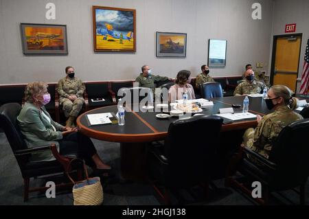 Il congressuale Julia Brownley, rappresentante della California, riceve un brief dal comandante della 146a Ala Airlift, col. Lisa Nemeth, alla stazione della Guardia Nazionale aerea di Channel Islands, Port Hueneme, California, 10 agosto 2021. Il briefing ha incluso informazioni sulla missione Modular Airborne Firefighting System (MAFFS) di Wing, che attualmente sta combattendo gli incendi nella California settentrionale. Foto Stock