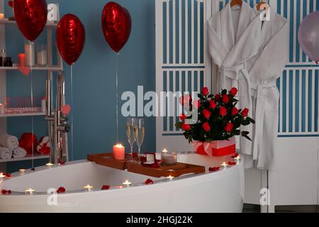 Interno di bel bagno con candele a legna decorate per San Valentino in  serata Foto stock - Alamy