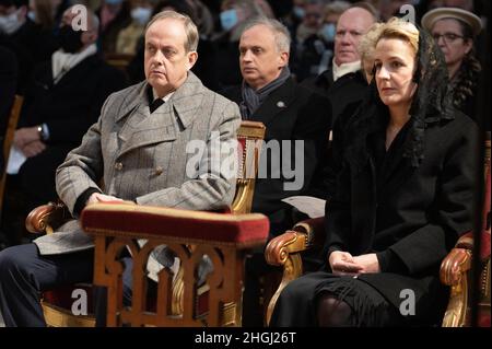 Parigi, Francia. 21st Jan 2022. Il Principe Jean d'Orleans e la Principessa Philomena d'Orleans, Conte e Contessa di Parigi partecipano ad una messa commemorativa per il Re Luigi XVI e per il Principe Henri d'Orleans, Conte di Parigi, alla Chiesa di Saint-Germain l'Auxerrois di Parigi, il 21 gennaio 2022 a Parigi, Francia. Credit: Abaca Press/Alamy Live News Foto Stock