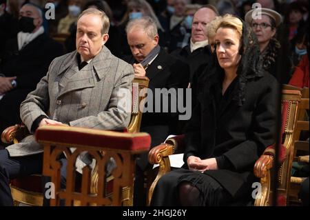 Parigi, Francia. 21st Jan 2022. Il Principe Jean d'Orleans e la Principessa Philomena d'Orleans, Conte e Contessa di Parigi partecipano ad una messa commemorativa per il Re Luigi XVI e per il Principe Henri d'Orleans, Conte di Parigi, alla Chiesa di Saint-Germain l'Auxerrois di Parigi, il 21 gennaio 2022 a Parigi, Francia. Credit: Abaca Press/Alamy Live News Foto Stock