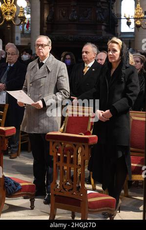 Parigi, Francia. 21st Jan 2022. Il Principe Jean d'Orleans e la Principessa Philomena d'Orleans, Conte e Contessa di Parigi partecipano ad una messa commemorativa per il Re Luigi XVI e per il Principe Henri d'Orleans, Conte di Parigi, alla Chiesa di Saint-Germain l'Auxerrois di Parigi, il 21 gennaio 2022 a Parigi, Francia. Credit: Abaca Press/Alamy Live News Foto Stock