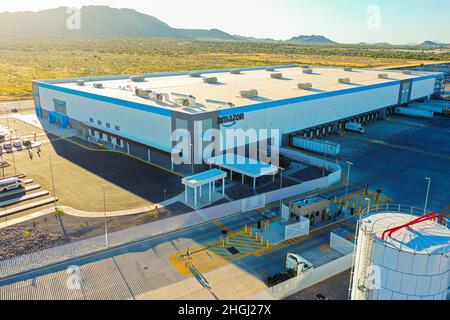 Amazon. Vista aerea del magazzino Amazon o del centro di distribuzione pacchi a Hermosillo, Messico. Magazzino industriale in un parco industriale, gestione logistica della spedizione di prodotti da vendite online o digitali su Amazon prime, leader mondiale nelle vendite internet, Global online store, facciata o architettura edilizia, Amazon Hermosillo, commercio elettronico, stabilimento industriale, economia, Commercio, mercati, commercio elettronico e-commerce, e-commerce Amazon. Vista aerea de bodega Amazzonia o centro de distibucion de paqueteria en Hermosillo, Messico. Navata industri Foto Stock