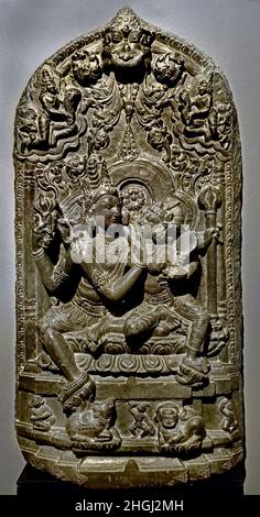 UMA Maheshvara ( Shiva e Parvati con il loro rispettivo veicolo, il toro e il leone, ai loro piedi Nord Est India 10th - 11th secolo d.C., indiano, basalto Foto Stock