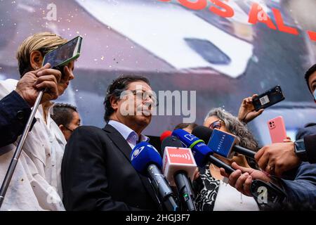 Bogota, Colombia. 20th Jan 2022. Candidato presidenziale per la Colombia Humana Gustavo Petro tiene una conferenza stampa dopo aver registrato la sua candidatura al Registro Nazionale dello Stato civile (Registraduria Nacional del Estado Civil) di Bogota, Colombia, il 20 gennaio 2022. Credit: Long Visual Press/Alamy Live News Foto Stock