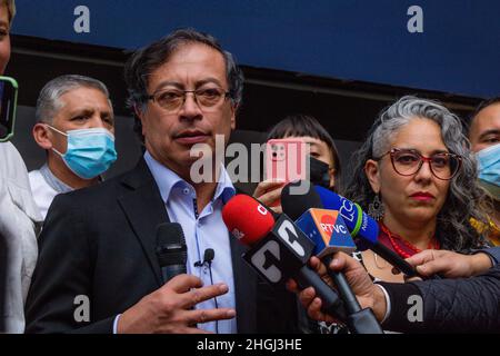 Bogota, Colombia. 20th Jan 2022. Candidato presidenziale per la Colombia Humana Gustavo Petro tiene una conferenza stampa dopo aver registrato la sua candidatura al Registro Nazionale dello Stato civile (Registraduria Nacional del Estado Civil) di Bogota, Colombia, il 20 gennaio 2022. Credit: Long Visual Press/Alamy Live News Foto Stock