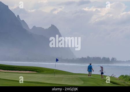 Persone che giocano a golf al Princeville Makai Golf Club sull'Isola Hawaiiana di Kauai, Hawaii, USA. Foto Stock