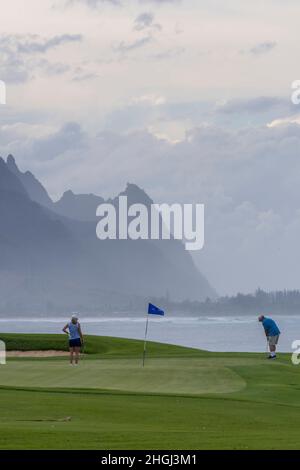 Persone che giocano a golf al Princeville Makai Golf Club sull'Isola Hawaiiana di Kauai, Hawaii, USA. Foto Stock