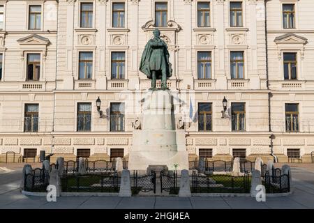 Statua di Kossuth Lajos di fronte ad un edificio governativo distrettuale a Pecs, Ungheria Europa Foto Stock