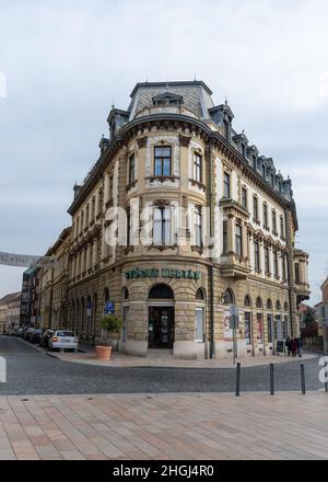 Edificio con bella facciata ornamentale nella città di Pecs, Ungheria Foto Stock