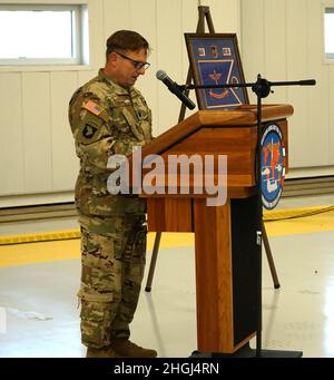 Randy Lutz, il comandante entrante del sito di addestramento dell'aviazione della Guardia Nazionale dell'Eastern Army, si rivolge all'unità per la prima volta dopo il passaggio dei colori durante la cerimonia di cambio di comando a Fort Indiantown Gap, il 12 agosto 2021. La cerimonia ha rappresentato il passaggio del comando di EAATS dal col. Keith Graham, il comandante uscente, a Lutz Foto Stock