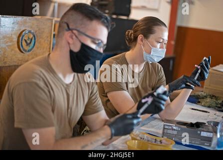 CAMP LEMONNIER, Gibuti (13 agosto 2021) U.S. Navy Hospital Corpsman 2a classe Rebecca Ronquillo (a destra), da Boothwyn, Pa., e Hospital Corpsman 3a classe Mitchell Landon, da Buffalo, N.Y., entrambi assegnati a Michaud Expeditionary Medical Facility, preparare le forniture di vaccino COVID-19 per una somministrazione di vaccino COVID-19, il 13 agosto 2021. Camp Lemonnier, Gibuti (CLDJ) funge da base di spedizione per le forze militari statunitensi fornendo supporto a navi, aerei e personale che assicurano la sicurezza in tutta Europa, Africa e Sud-Ovest asiatico. CLDJ abilita opere marittime e di combattimento Foto Stock