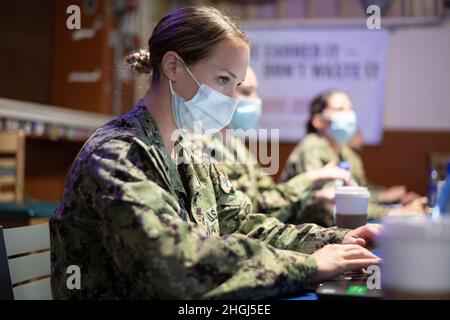 CAMP LEMONNIER, Gibuti (13 agosto 2021) U.S. Navy Lt. Francesca Derderian, di Pasadena, Md., assegnato a Michaud Expeditionary Medical Facility, inserisce le informazioni sui pazienti durante una somministrazione di vaccino COVID-19 sulla base, 13 agosto 2021. Camp Lemonnier, Gibuti (CLDJ) funge da base di spedizione per le forze militari statunitensi fornendo supporto a navi, aerei e personale che assicurano la sicurezza in tutta Europa, Africa e Sud-Ovest asiatico. CLDJ permette operazioni marittime e di combattimento nel Corno d'Africa, promuovendo nel contempo relazioni positive tra Stati Uniti e Africa. La base è anche sede di combinato Foto Stock